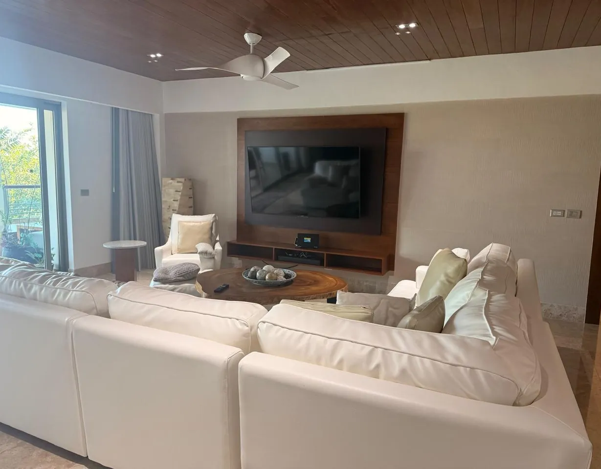 Sala de estar con TV del Departamento 205M en La Amada, Costa Mujeres, Cancún