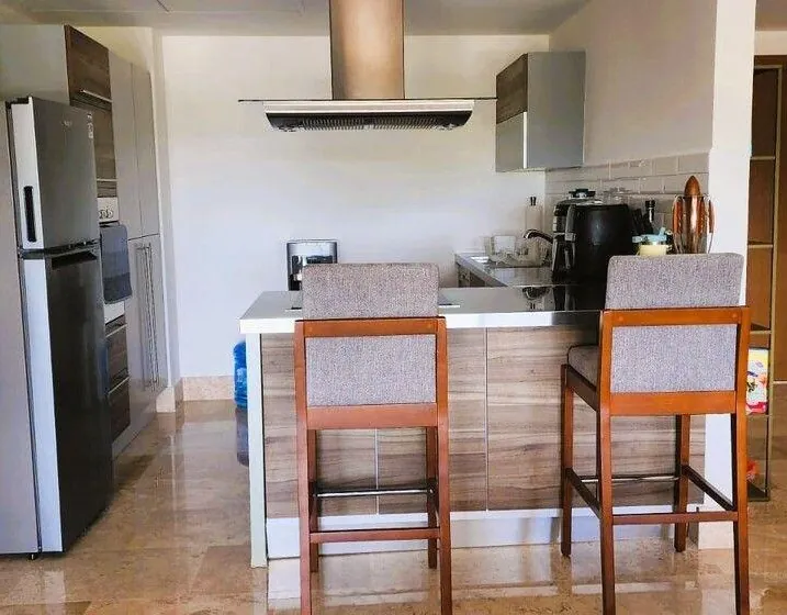 Cocina integral con barra desayunador del Departamento 305L en La Amada, Costa Mujeres, Cancún