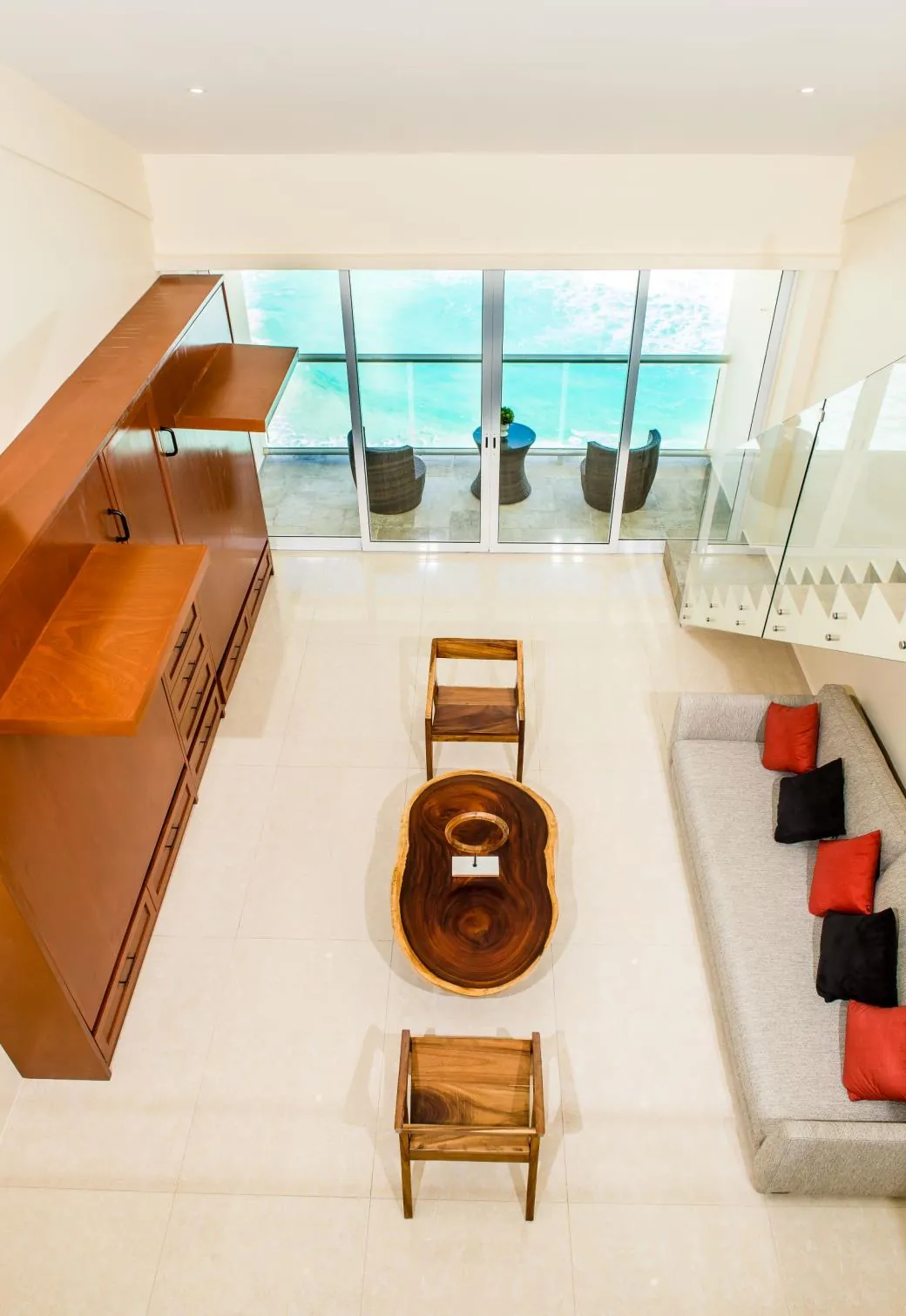 Doble altura con escalera de cristal del Penthouse 3B en Salvia, Zona Hotelera de Cancún