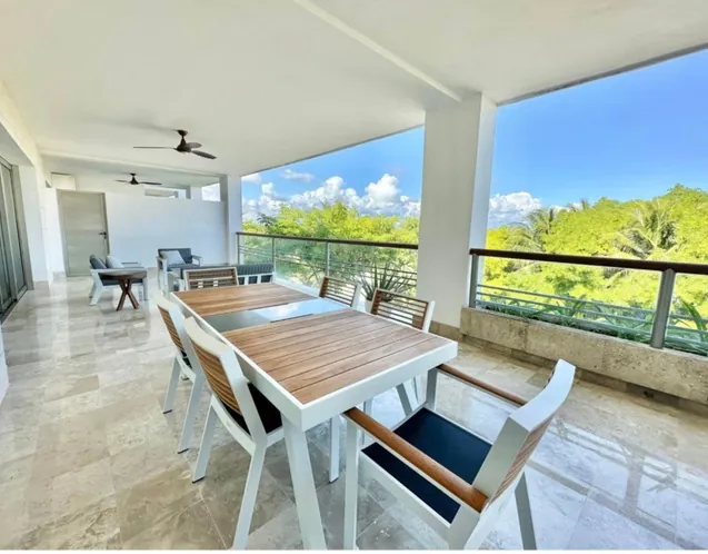 Terraza privada con comedor exterior del Departamento 311L en La Amada, Costa Mujeres, Cancún