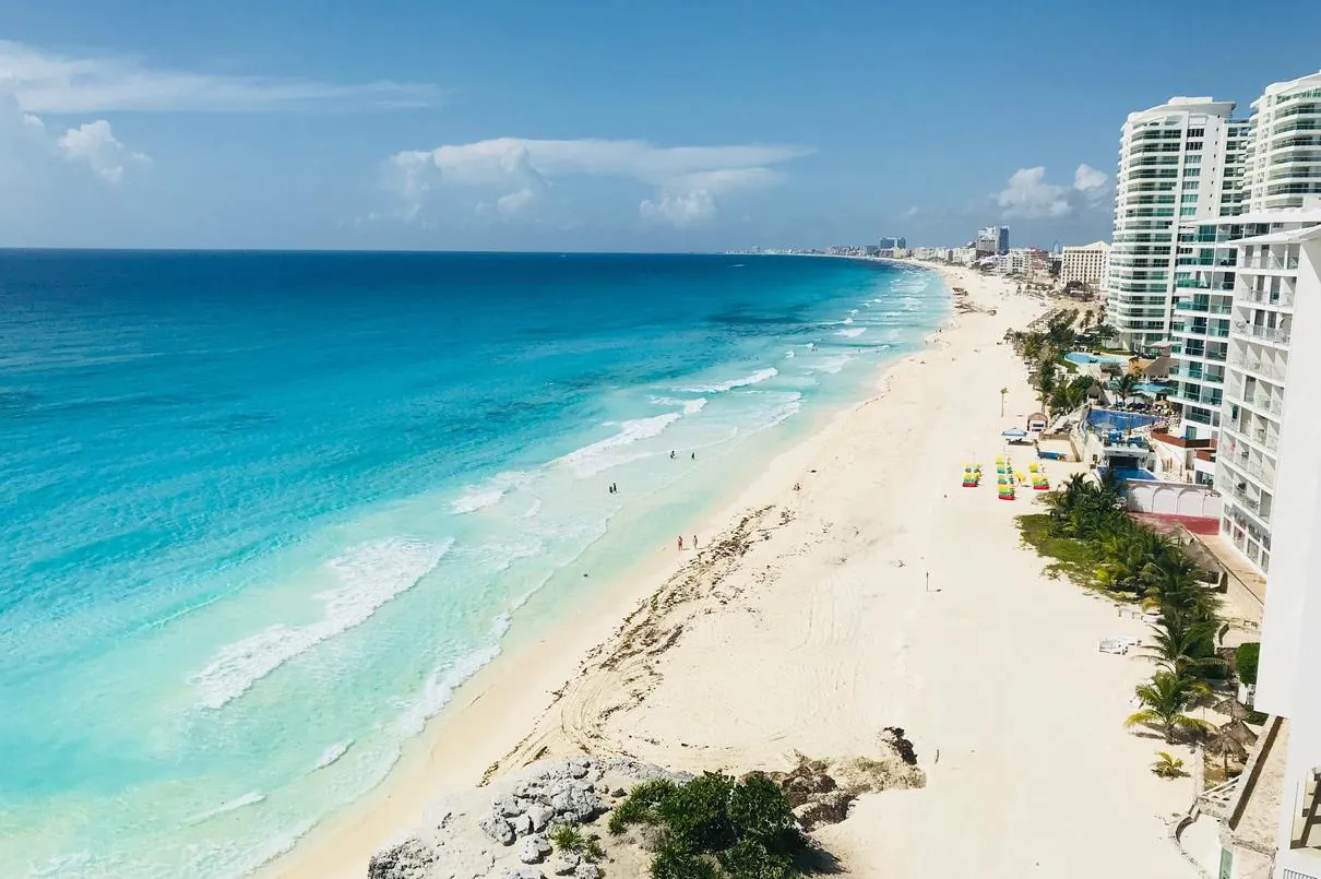 Vista aérea de Playa Chac Mool junto al condominio Salvia en la Zona Hotelera de Cancún