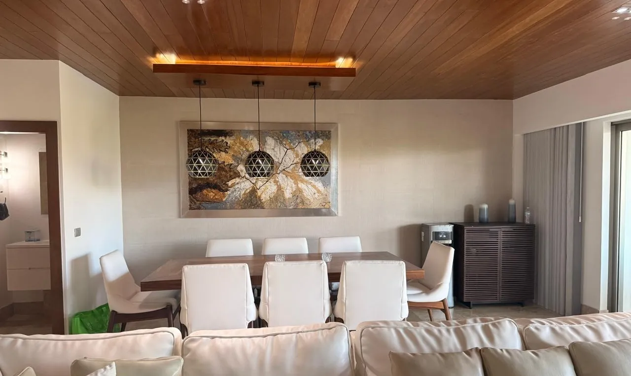 Sala y comedor con plafón de madera del Departamento 205M en La Amada, Costa Mujeres, Cancún