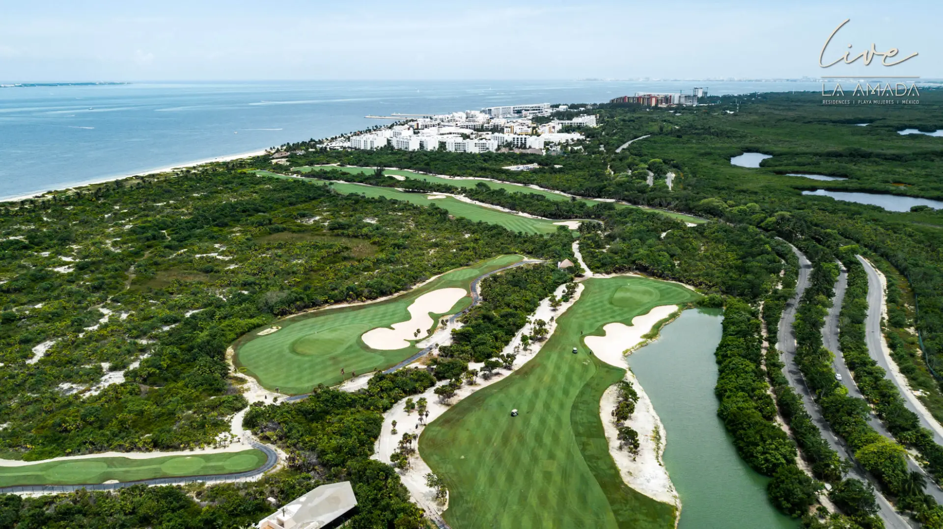 Vista aérea del campo de golf y el mar Caribe desde el Departamento A4-203 en La Amada, Playa Mujeres, Cancún