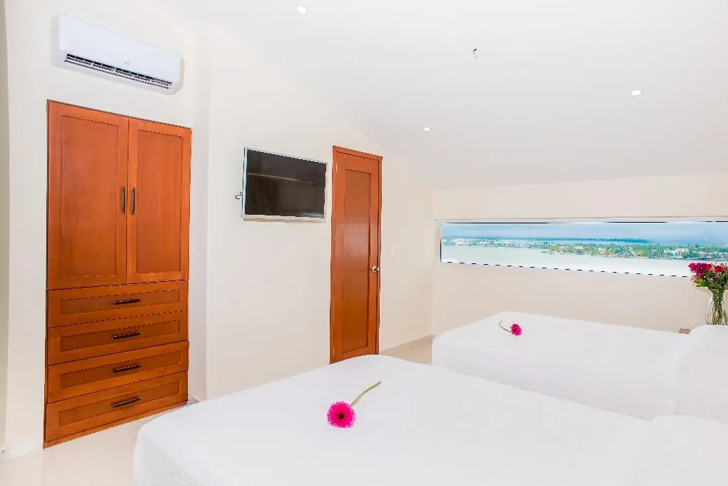 Recámara superior con puertas de privacidad y vista a la laguna del Penthouse 3B en Salvia, Cancún