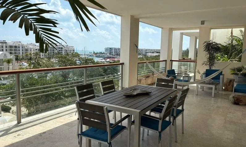 Terraza rooftop con comedor exterior del Penthouse 07M en La Amada, Costa Mujeres, Cancún