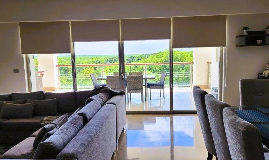 Sala y comedor con acceso a la terraza del Departamento 305L en La Amada, Costa Mujeres, Cancún