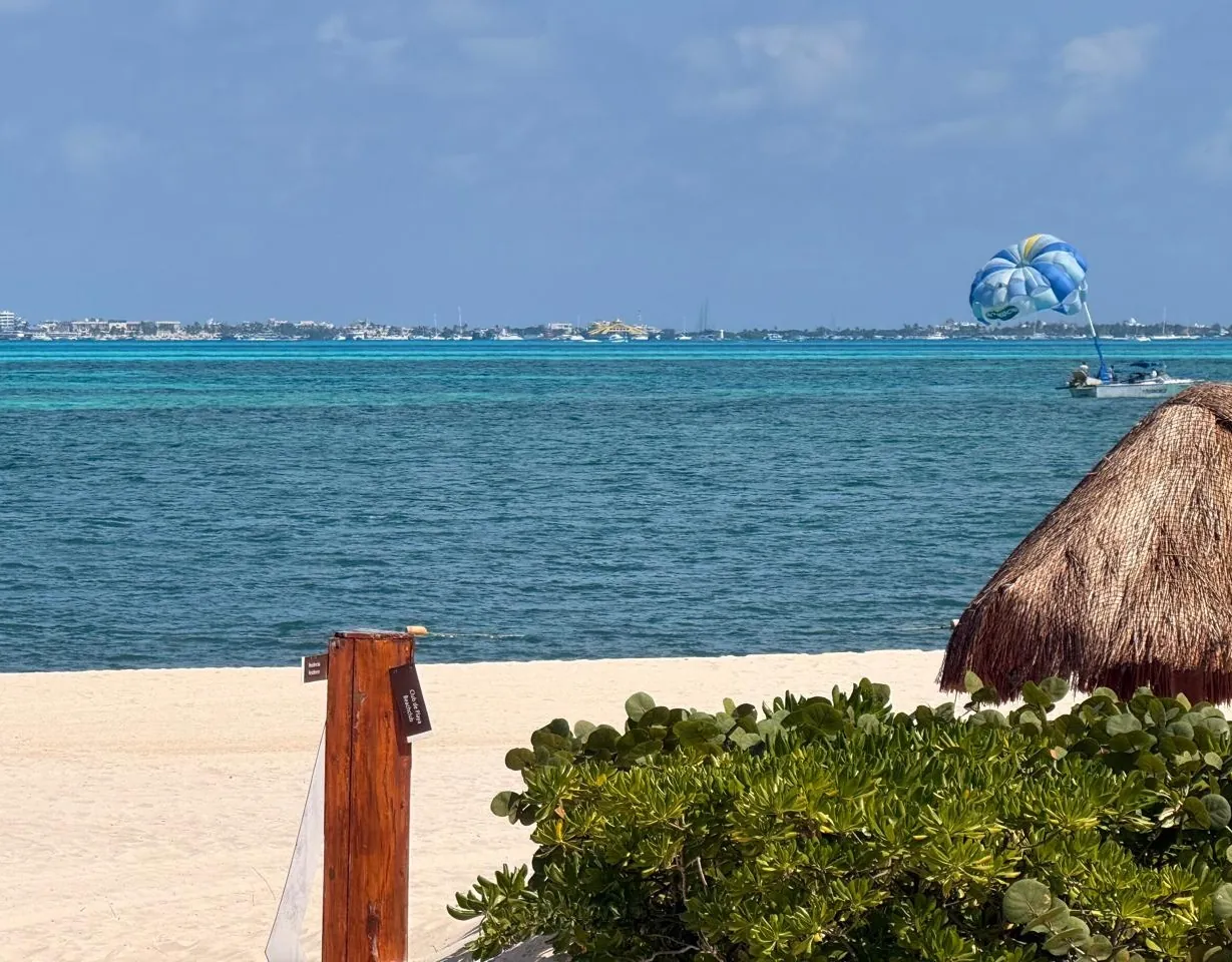 Club de playa con palapas frente al Caribe en La Amada, Costa Mujeres, Cancún