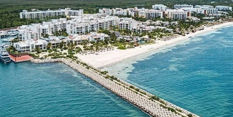 Vista aérea de la playa y marina de La Amada en Costa Mujeres, Cancún