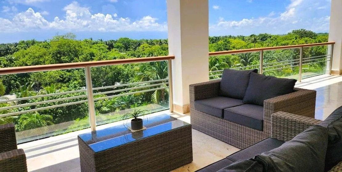 Terraza privada con vista a la selva del Departamento 305L en La Amada, Costa Mujeres, Cancún