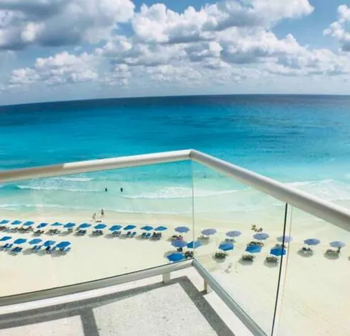 Vista a la alberca y playa desde el balcón del departamento 604AB en Salvia, Cancún