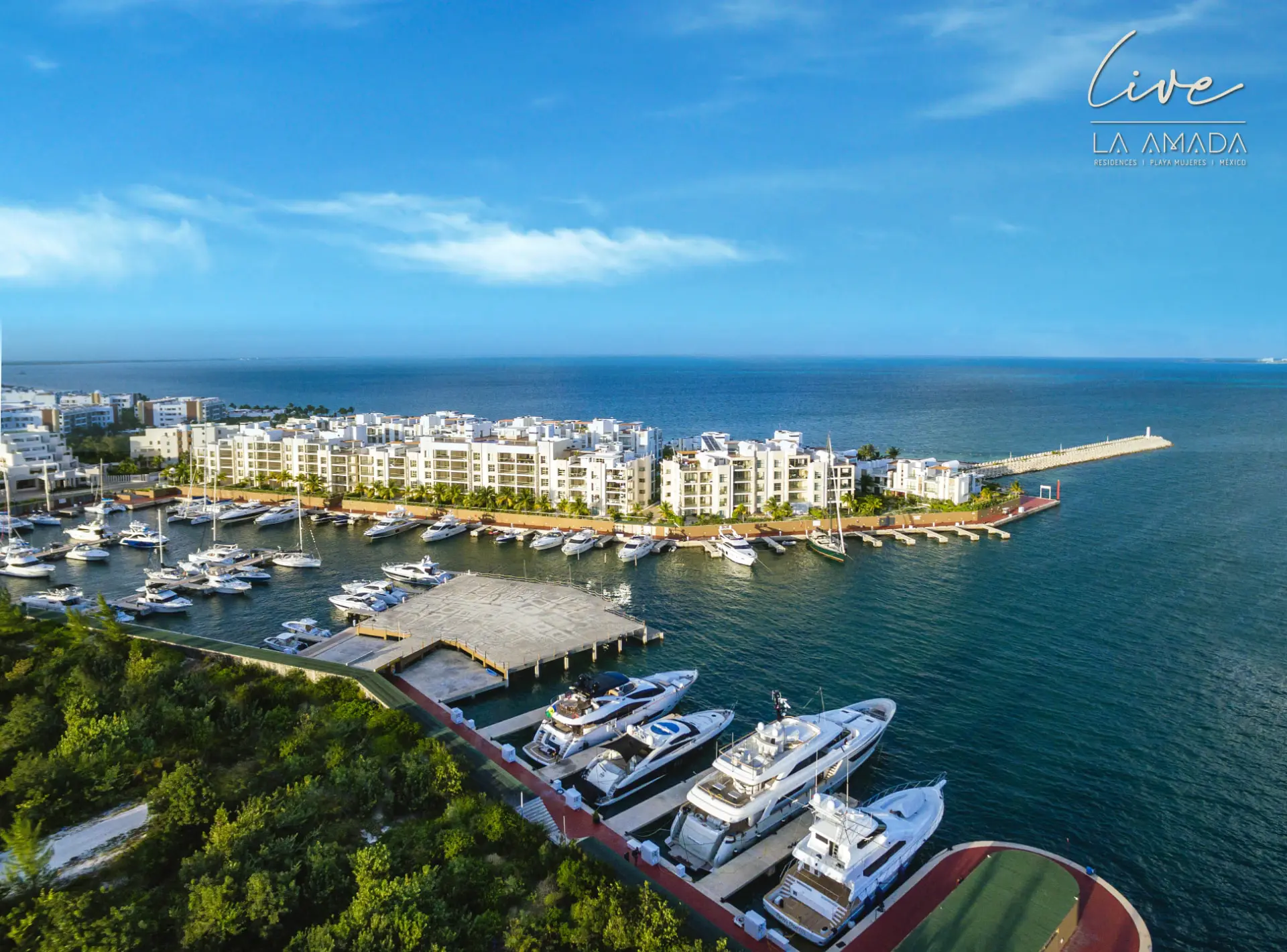 Vista aérea de la marina y residencias frente al mar en La Amada, Costa Mujeres, Cancún