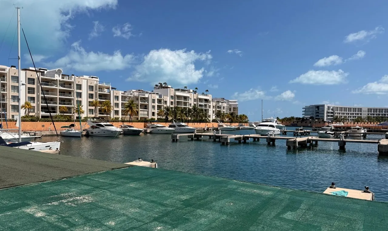 Marina con yates frente a las residencias de La Amada, Costa Mujeres, Cancún