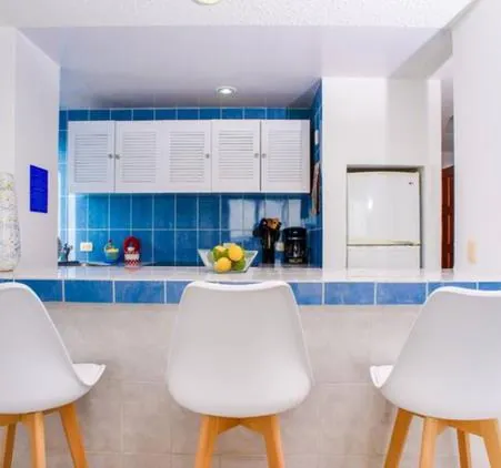 Cocina equipada con barra desayunador del departamento 604AB en Salvia, Cancún