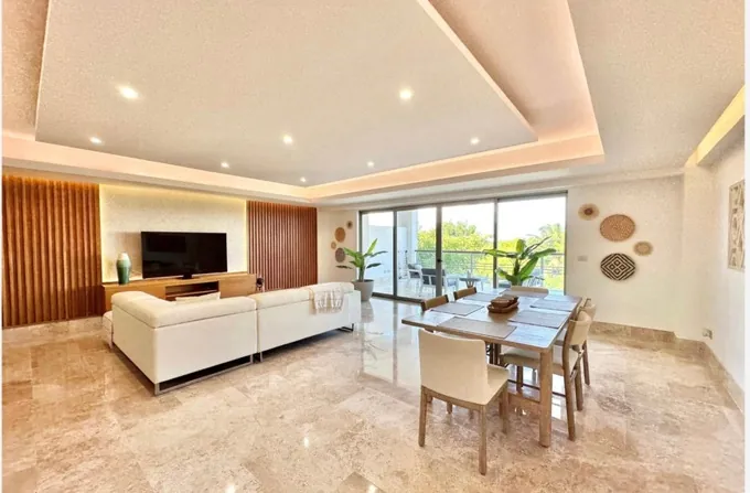Sala y comedor de planta abierta del Departamento 311L en La Amada, Costa Mujeres, Cancún