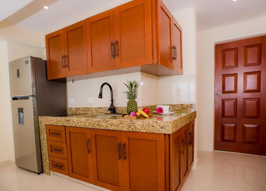 Cocina nueva con cubierta de granito del Penthouse 3B en Salvia, Zona Hotelera de Cancún