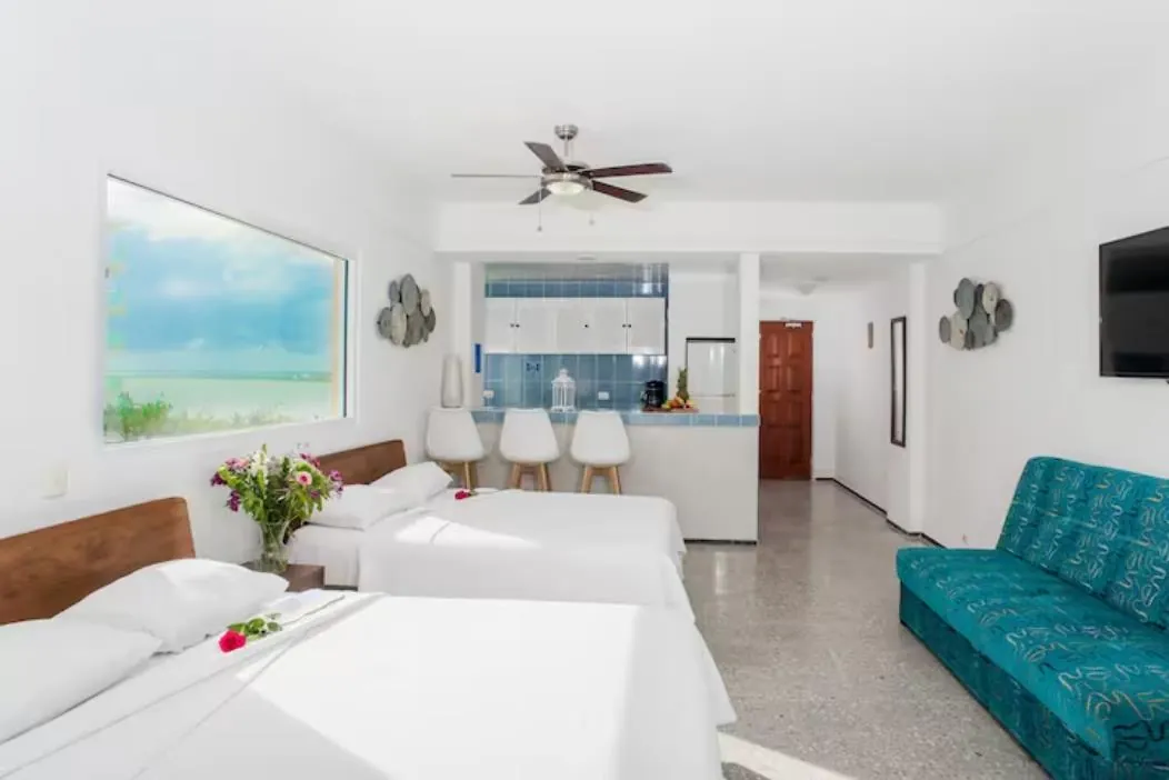 Sala, comedor y cocina integrada del departamento 604AB en Salvia, Zona Hotelera de Cancún