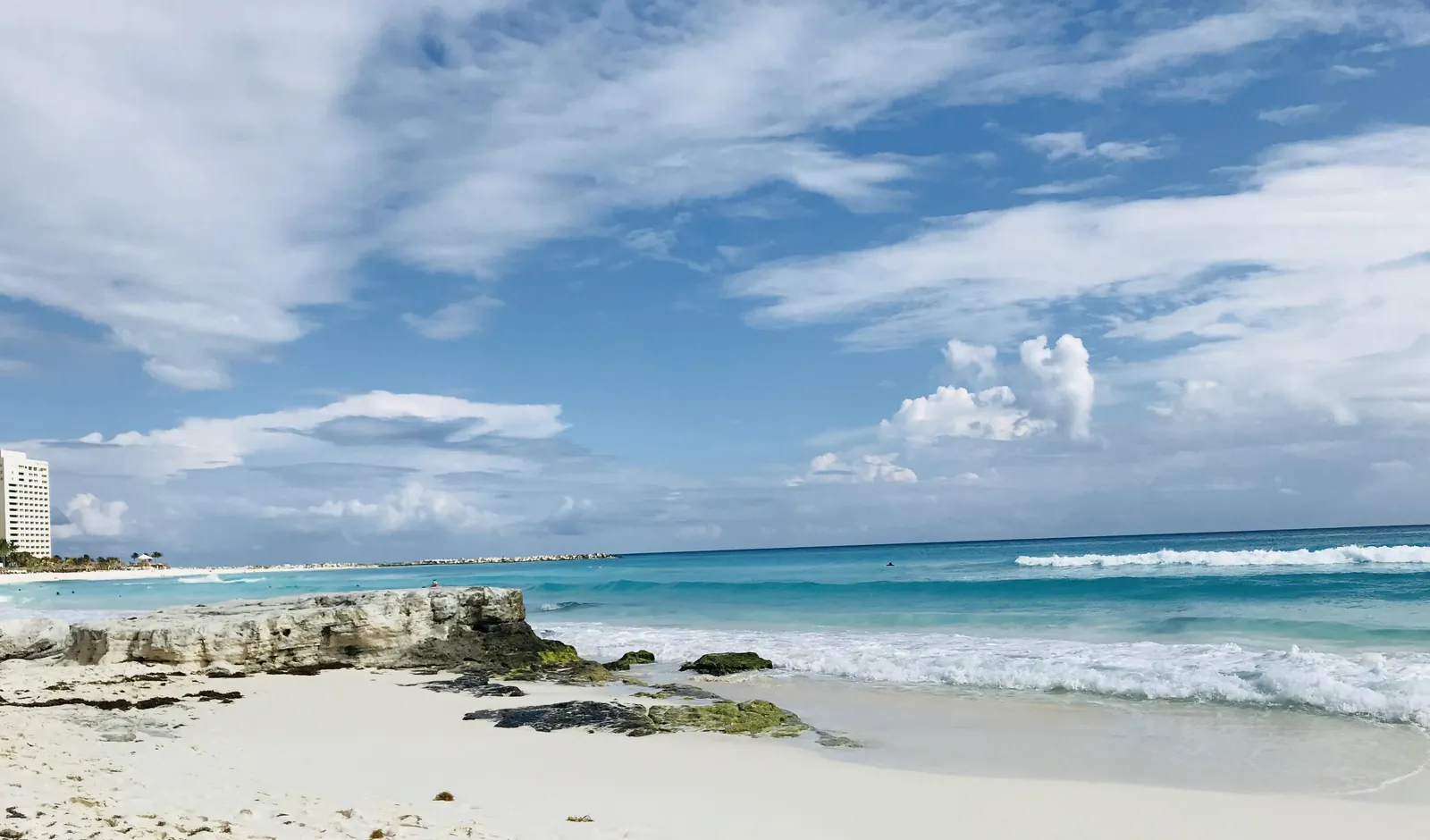 Playa de arena blanca frente al condominio Salvia en la Zona Hotelera de Cancún