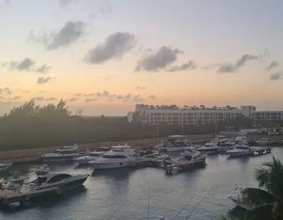 Vista a la marina al atardecer desde el Penthouse 07M en La Amada, Costa Mujeres