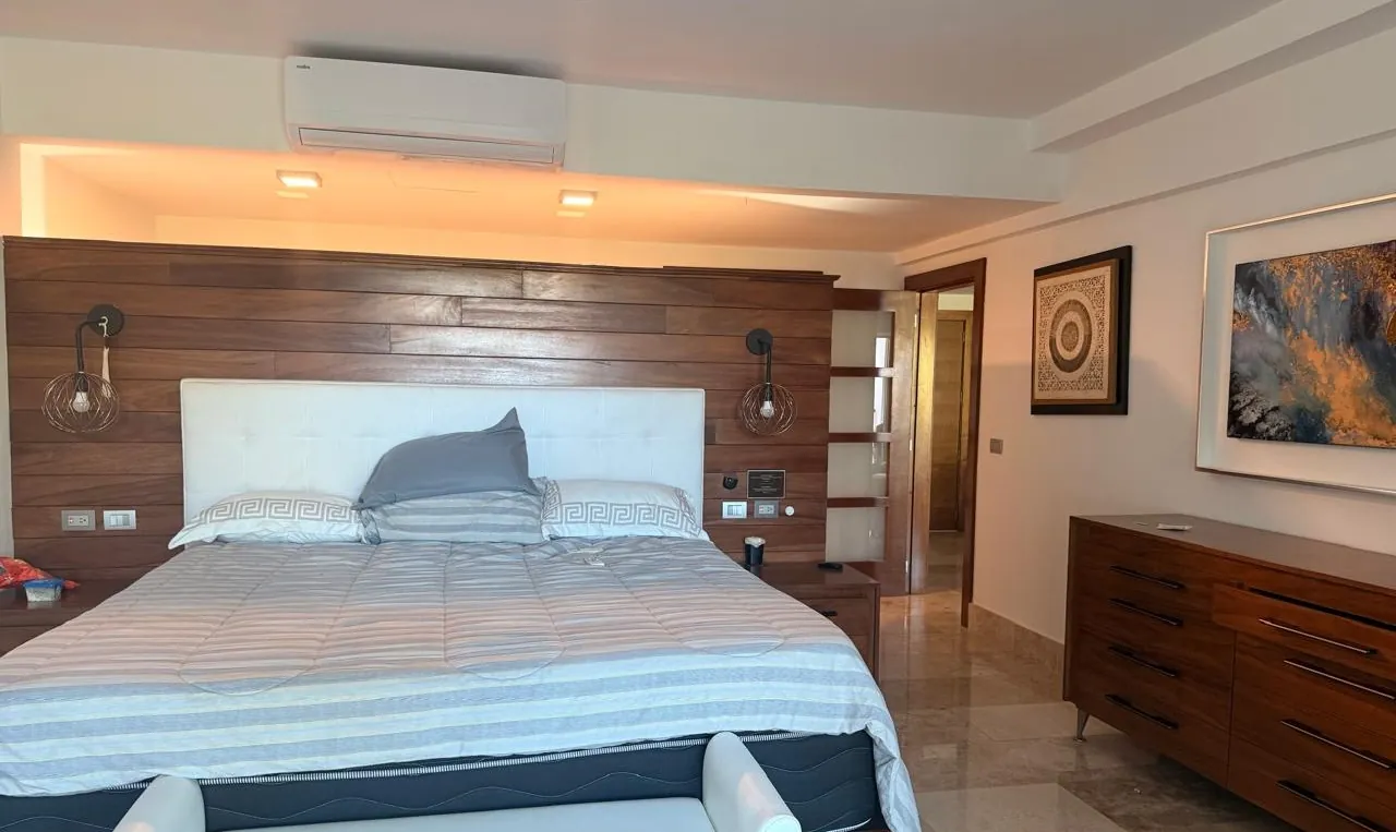 Recámara principal con cabecera de madera del Departamento 205M en La Amada, Costa Mujeres, Cancún