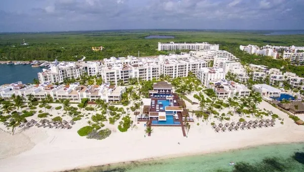 Vista aérea del residencial frente a la playa de La Amada, Costa Mujeres, Cancún