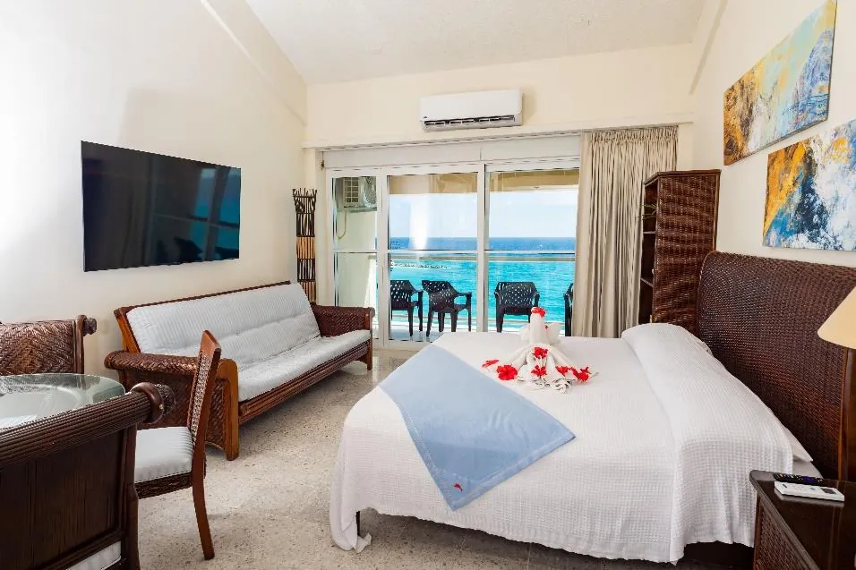 Sala de estar con TV y vista al mar del Penthouse 2A en Salvia, Zona Hotelera de Cancún