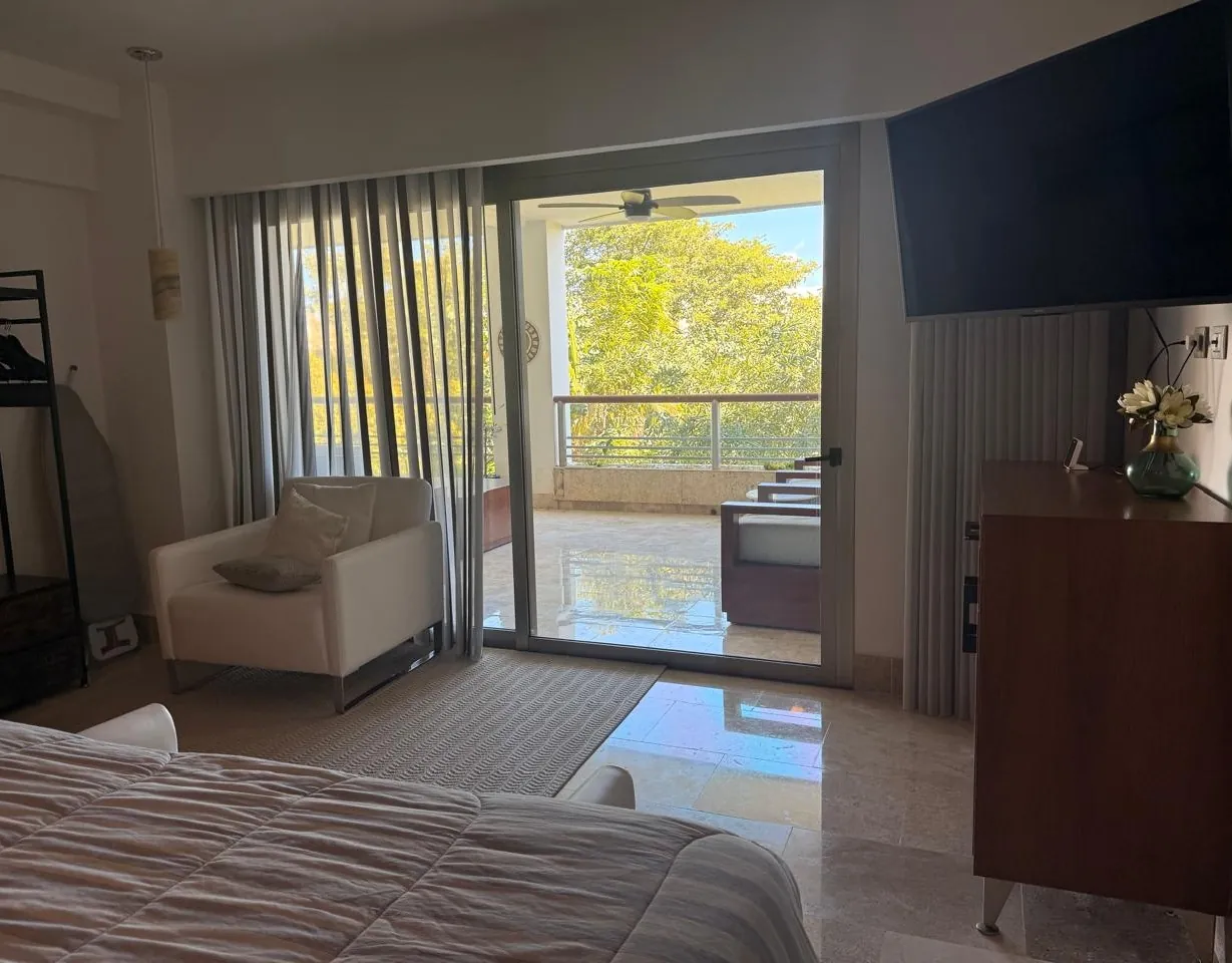 Recámara con acceso al balcón privado del Departamento 205M en La Amada, Costa Mujeres, Cancún