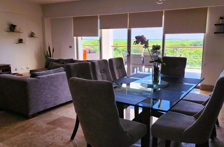 Comedor con ventanales del Departamento 305L en La Amada, Costa Mujeres, Cancún