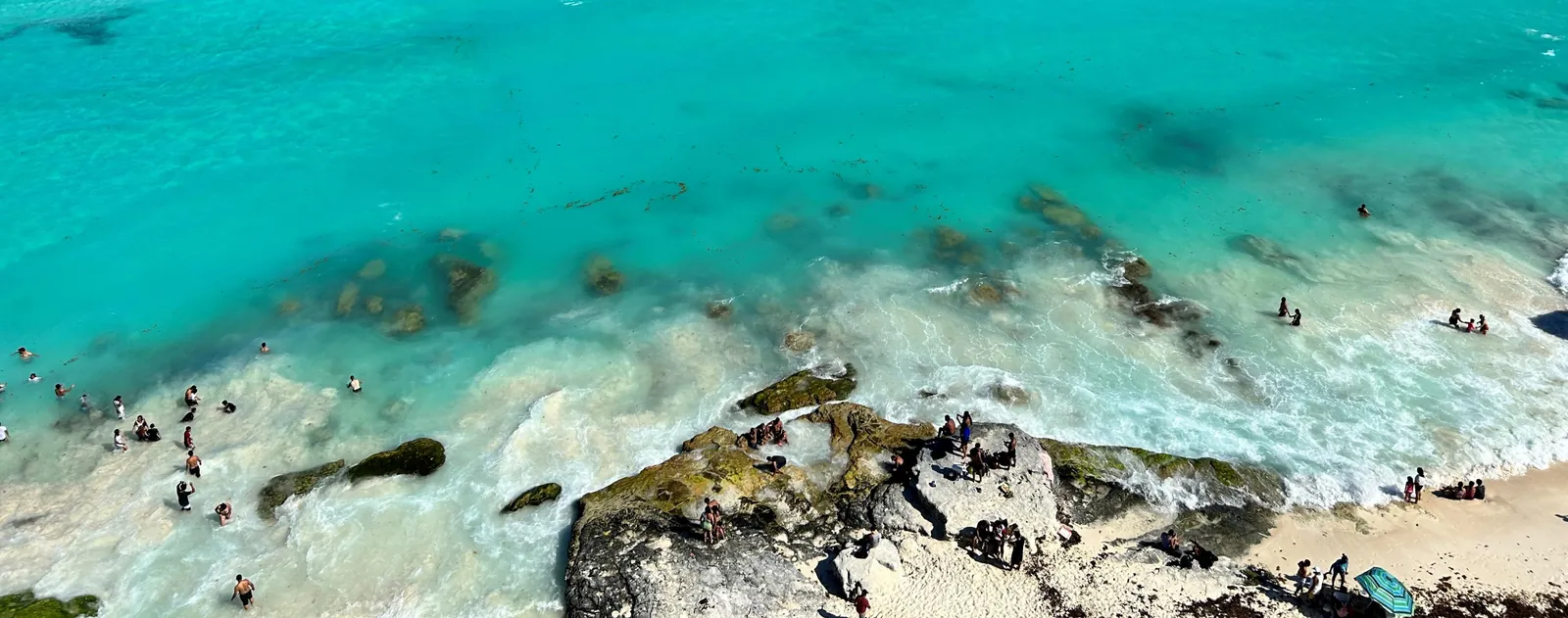 Vista aérea del mar Caribe frente al condominio Salvia en la Zona Hotelera de Cancún