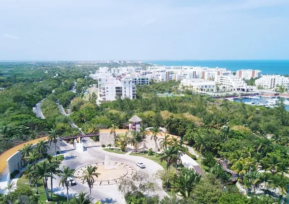 Vista aérea de los jardines y acceso de La Amada, Costa Mujeres, Cancún