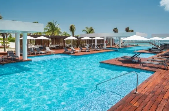 Alberca infinity y camastros en La Amada, Costa Mujeres, Cancún