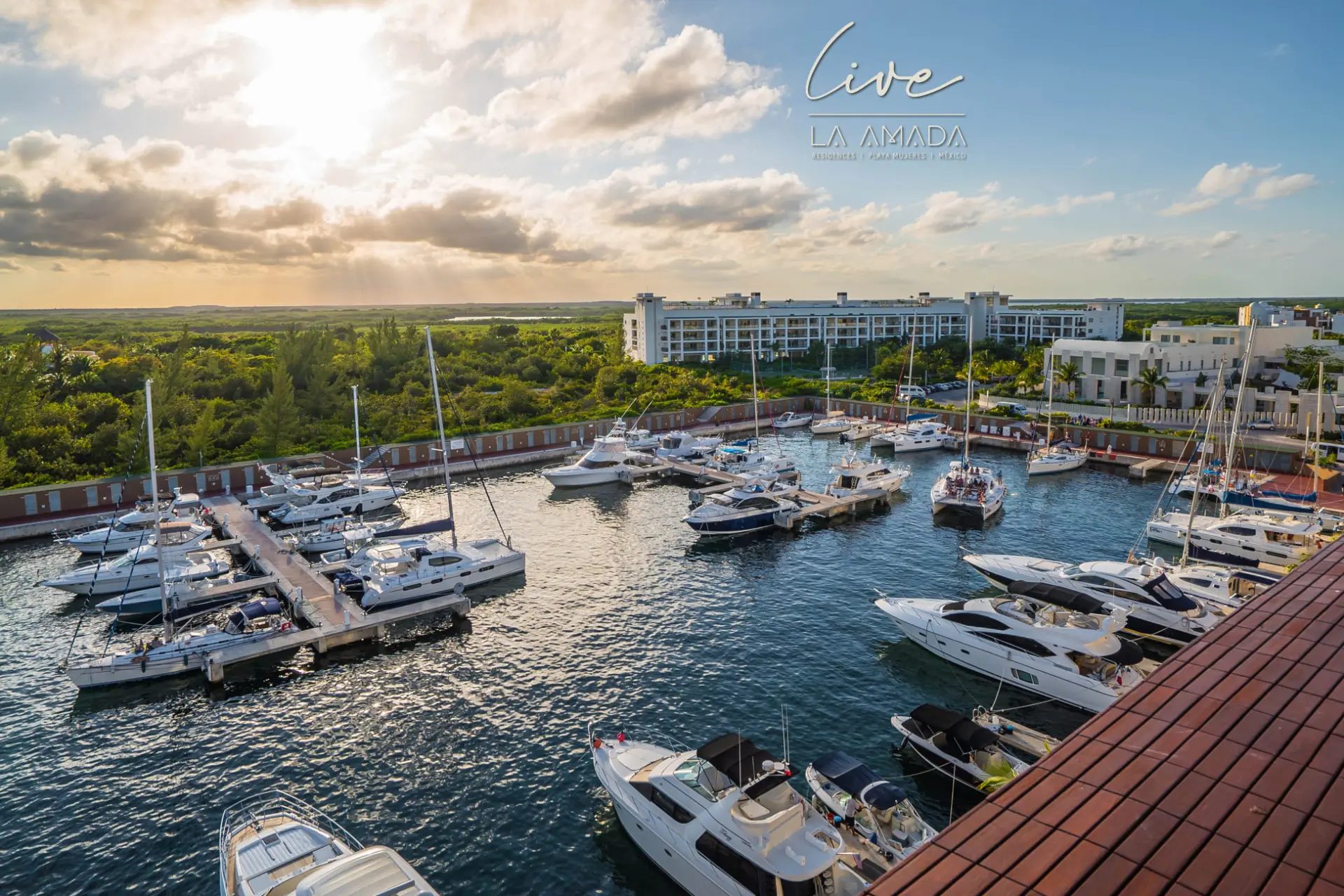 Marina privada con yates frente a las residencias La Amada en Playa Mujeres, Cancún